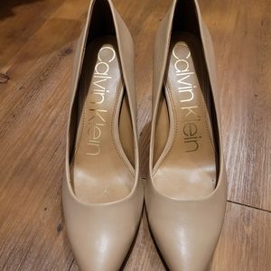 Calvin Klein Kamara nude pumps